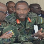 Brig Gen Eric Murokore aganira na Maj Gen Mubaraka Muganga/umuseke.rw